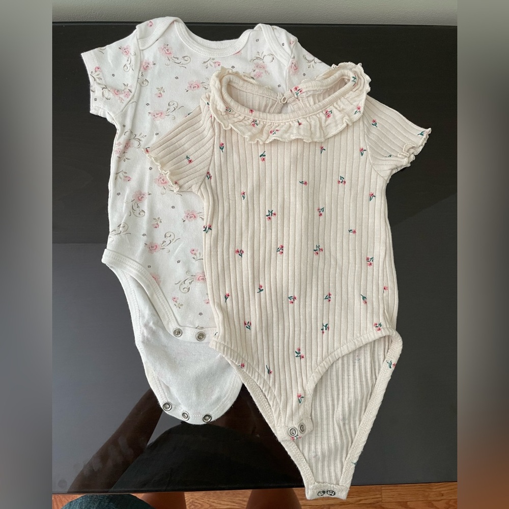 Set of short sleeved bodysuits cream color, size 9M